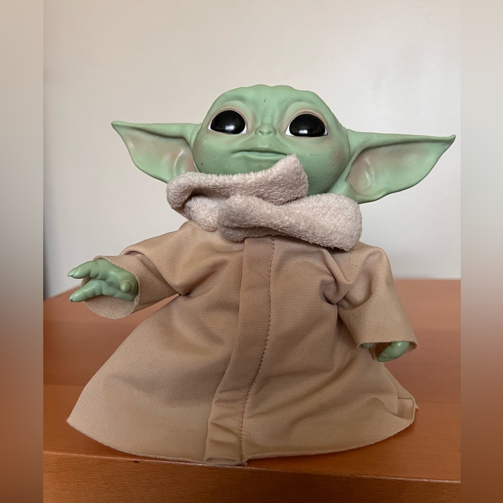Star Wars the mandalorian child yoda, with two accessories.